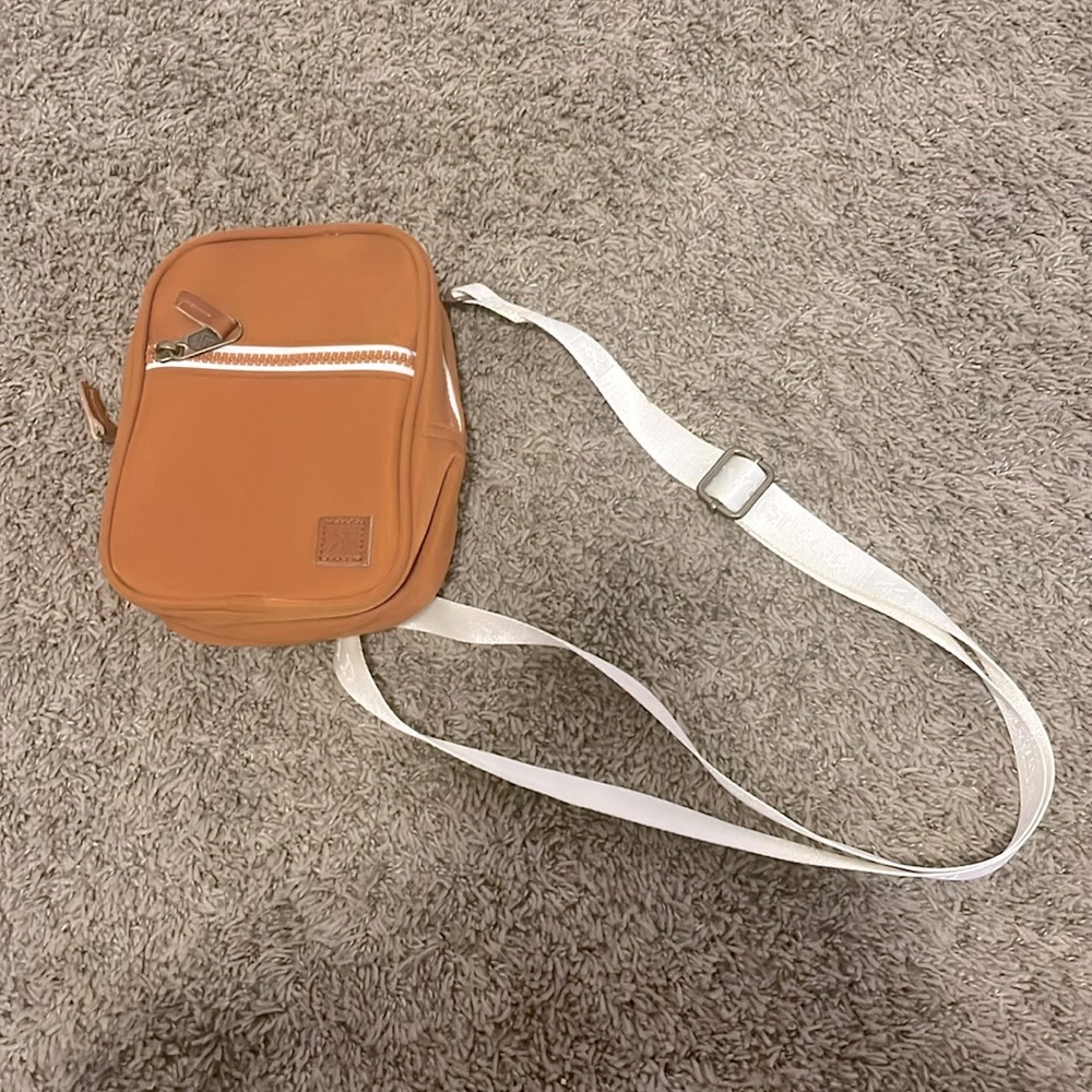 This is a thread wallet cross body bag. Un-used(bought and never used or wore).